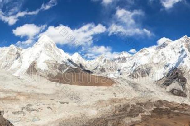 珠穆朗玛峰卡拉帕塔努布策山尼泊尔喜马拉雅山脉山
