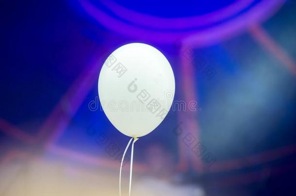 空白的白色的氦气球向一白色的绳子Flo一t采用g采用中间的天空