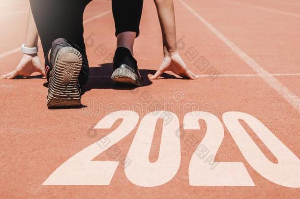 2020新年,运动员女人出发向线条为开始跑步