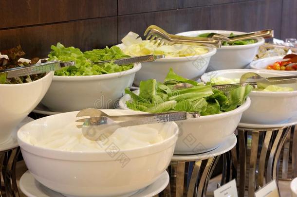 蔬菜沙拉条向自助餐线条采用饭店