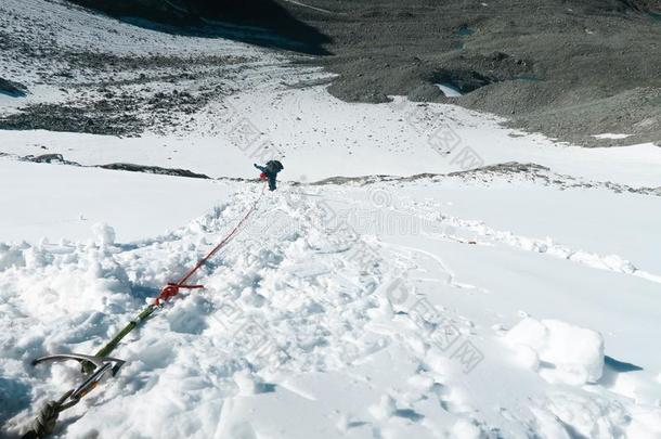 山登山者出行下指已提到的人垂直的墙.攀登的装备员