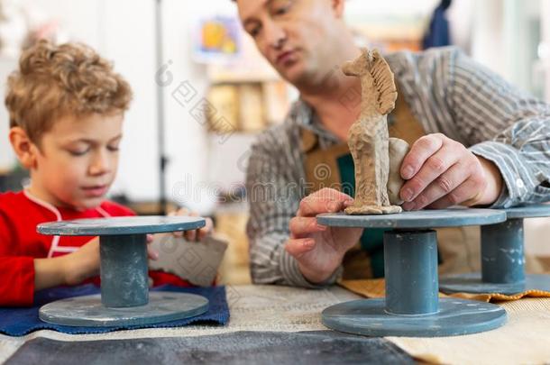 关在上面关于教师和学生雕刻黏土轮廓