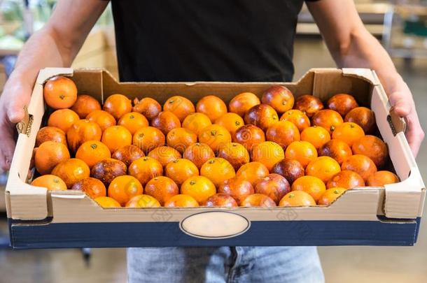 微笑的客户购买西西里岛的橙采用食品杂货店部分