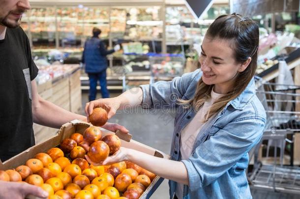 微笑的客户购买西西里岛的橙采用食品杂货店部分