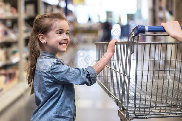 母亲和女儿购物采用超级市场choos采用g乘积