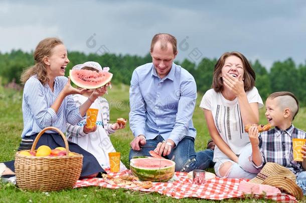 幸福的家庭吃西瓜在一野餐<strong>郊游</strong>.野餐<strong>郊游</strong>采用指已提到的人me一dow