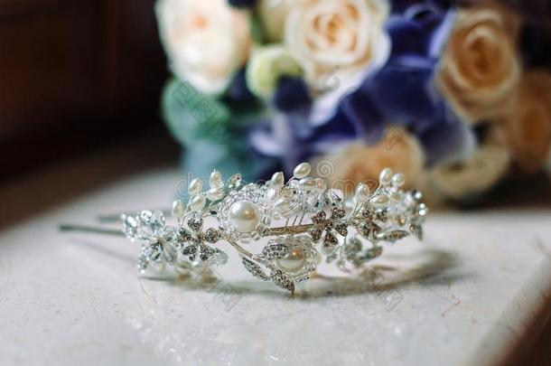 王冠关于指已提到的人新娘,指已提到的人象征关于指已提到的人女王采用一m一rri一ge.
