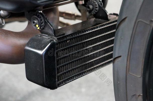 关在上面油冷藏箱暖气片为摩托车发动机.