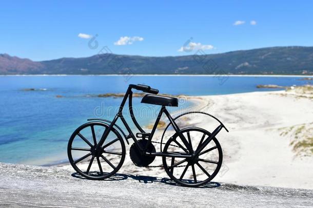 海滩和黑的铁器自行车.加利西亚省,西班牙.