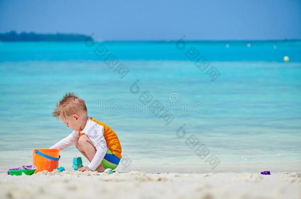 num.三年老的蹒跚行走的人演奏向海滩