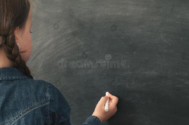 <strong>学校教育</strong>女孩绘画空白的黑板