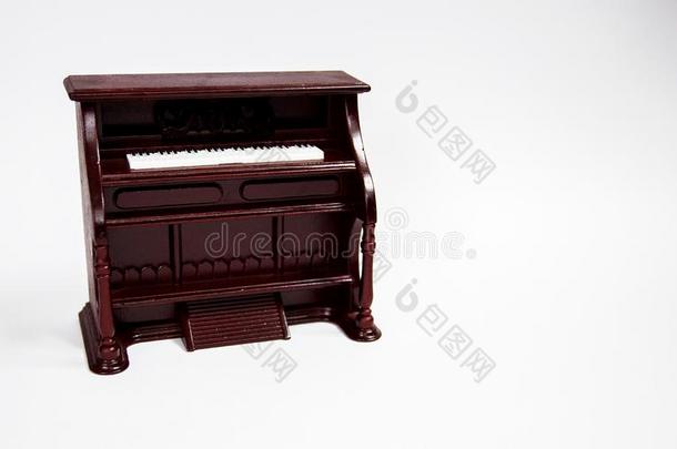 小型的古典的钢琴键盘仪器隔离的向白色的