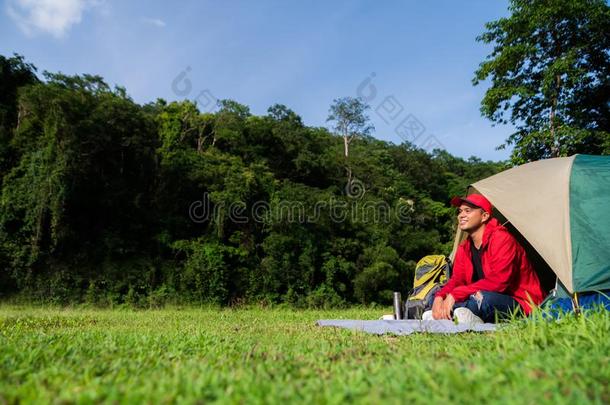 年幼的亚洲人旅行支票男人野营和帐篷采用自然.背着背包徒步旅行的人