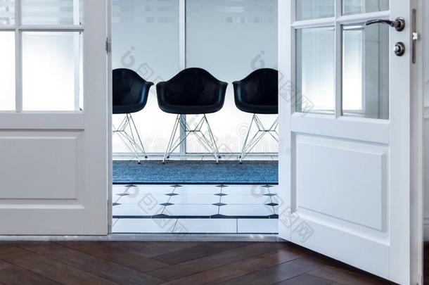 现代的黑的椅子白色的房间内部镶木地板木材窗地面
