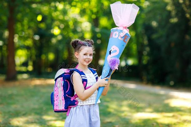 幸福的小的小孩女孩和背包或书包和大的学校波黑