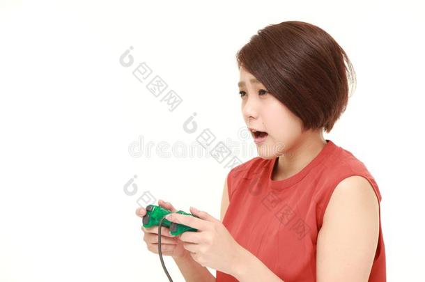 年幼的日本人女人失败的演奏磁带录像游戏