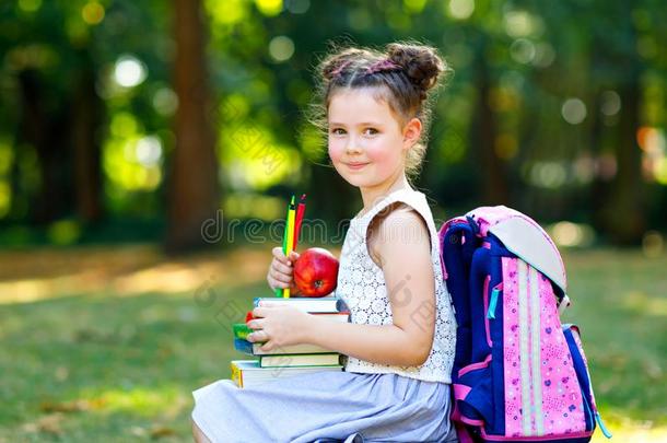 幸福的值得崇拜的小的小孩女孩阅读书和佃户租种的土地差异