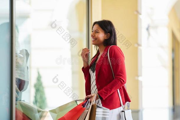 积极的女人享有购物