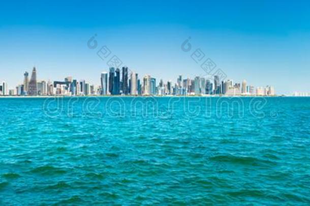 全景画关于城市关于多哈,卡塔尔在商业区