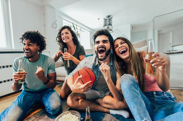 朋友或篮球粉丝观察篮球游戏向television电视机和chiefengineer总工程师