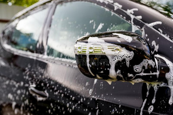 户外的汽车洗.温和的汽车洗涤.现代的汽车大量的在旁边肥皂图片