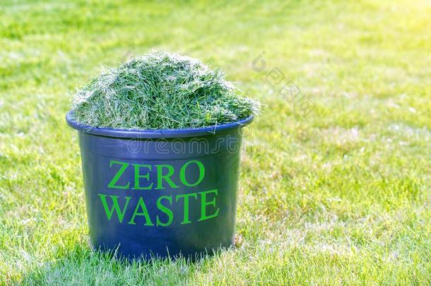 零度浪费主题.容器和新鲜的草为堆肥
