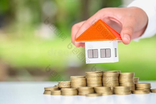 人手放置<strong>房屋模型</strong>向coinsurance联合保险垛,计划储蓄