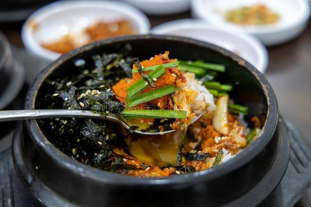 流行的朝鲜人食物多索特拌饭