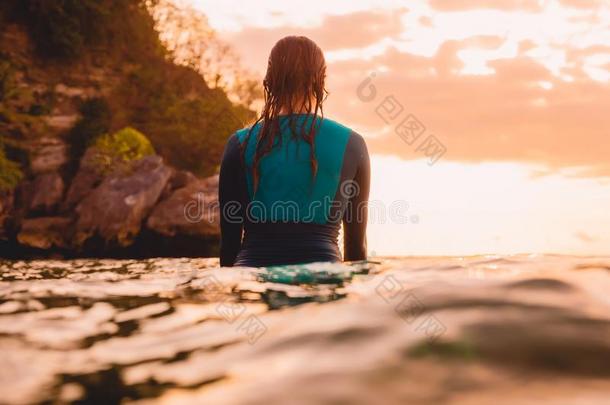 有魅力的海浪女孩和完美的身体向海浪board采用洋.USSR苏联