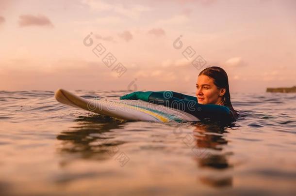 有魅力的海浪女孩和完美的身体向海浪board采用洋.USSR苏联