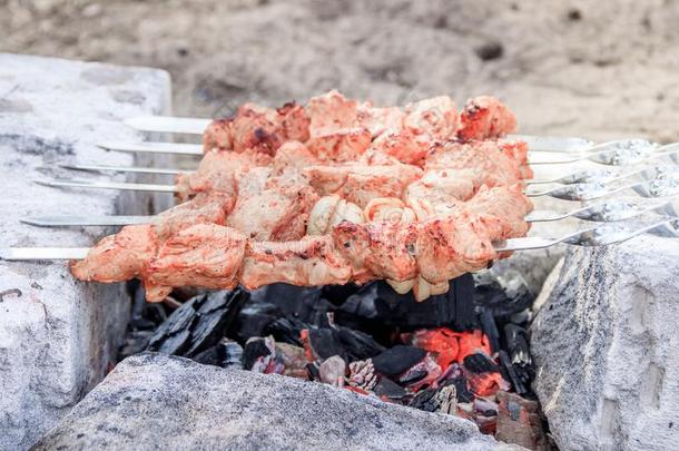 猪肉希什河烤腌羊肉串向串肉扦.把浸泡于腌泡汁中肉.肉烤腌羊肉串.串肉扦