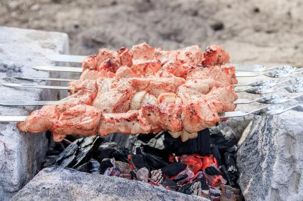 猪肉希什河烤腌羊肉串向串肉扦.把浸泡于腌泡汁中肉.肉烤腌羊肉串.串肉扦