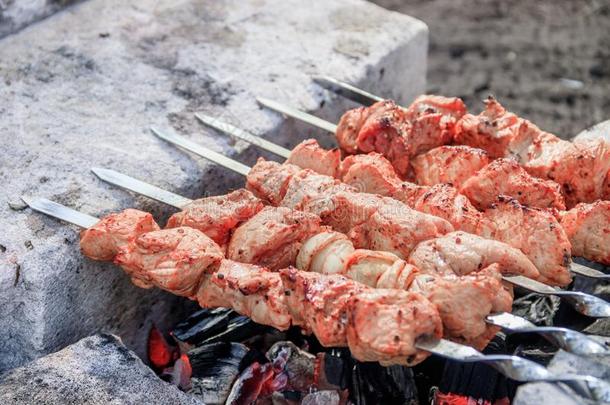 猪肉希什河烤腌羊肉串向串肉扦.把浸泡于腌泡汁中肉.肉烤腌羊肉串.串肉扦