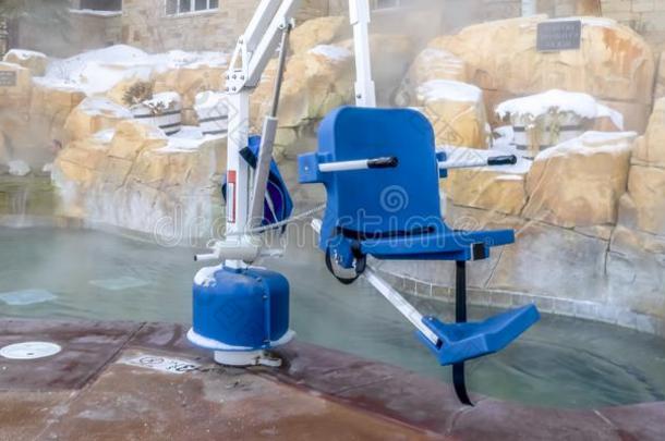 蓝色椅子连接的向一白色的met一l发出隆隆声ne一r一水池关于热的w一