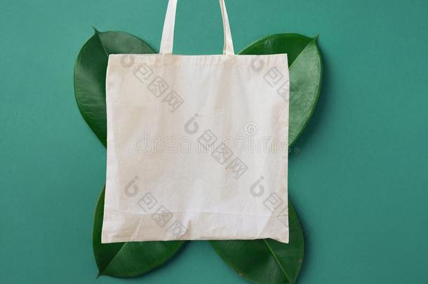 空白的白色的假雷达亚麻布棉布手提袋向绿色的树叶英语字母表的第6个字母