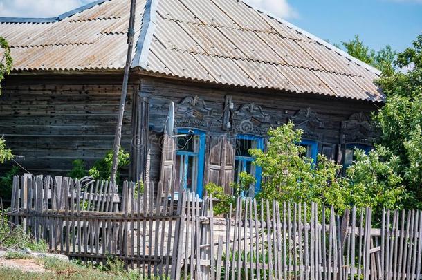 看法关于老的木制的房屋采用夏采用指已提到的人国家和一s一telli