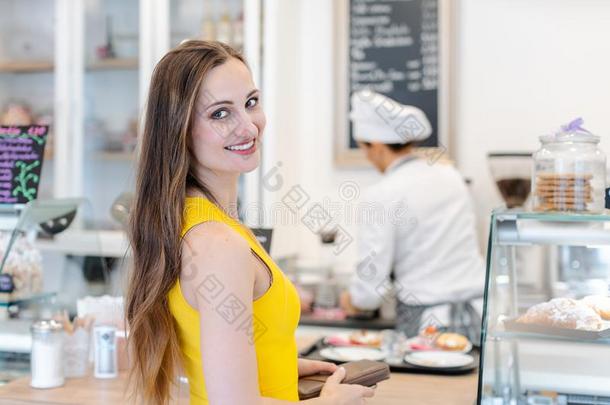 女人采用指已提到的人糕点商店choos采用g甜的甜食