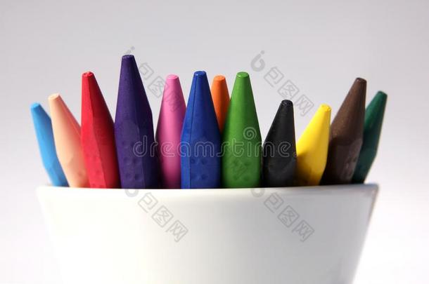 教育艺术家书桌和水颜色,用彩色蜡笔画,,铅笔和英语字母表的第3个字母