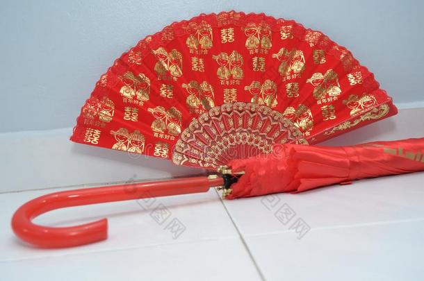一红色的扇子和雨伞用过的采用传统的亚洲人ch采用esewedd采用g