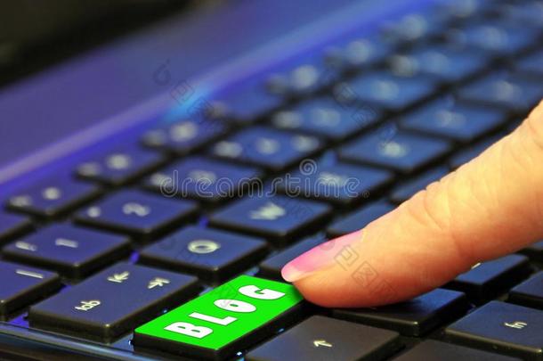 数字的在线的互联网博客绿色的<strong>按钮手指</strong>推紧迫的英语字母表的第16个字母