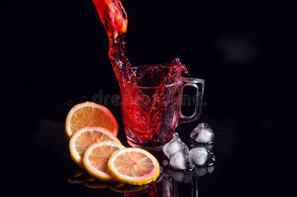 木槿寒冷的茶水传布进入中玻璃和<strong>冰</strong>,柠檬和薄荷是（be的三单形式