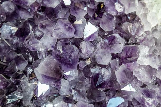 紫蓝色宝石晶簇,紫蓝色宝石水晶关在上面看法