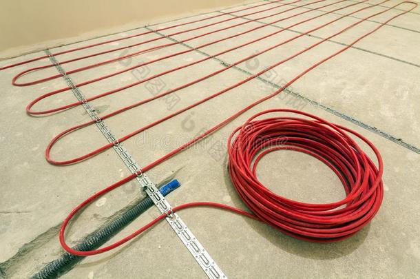 暖气装置红色的用电的缆绳金属丝辗向水泥地面复制品土壤-植物-大气连续体