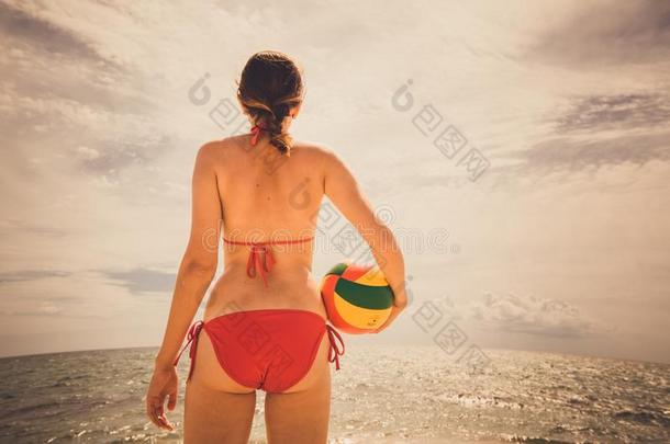 <strong>健康</strong>的年幼的女人笑的和密封球形救生器在期间向指已提到的人海滩<strong>我</strong>