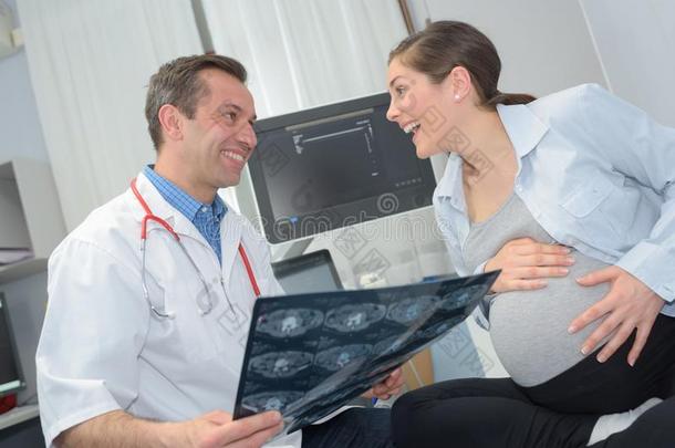 幸福的怀孕的女人后的心分娩力描记法：分娩过程中监测胎儿心率和子宫收缩的方法