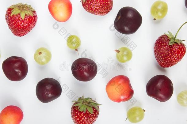 新鲜的成熟的浆果采用特写镜头向白色的背景.浆果