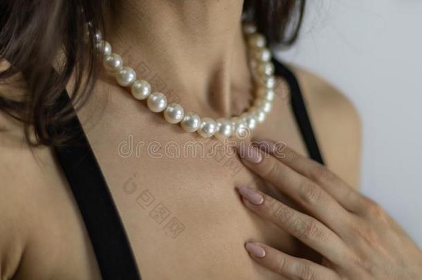 自然的海珍珠项链向指已提到的人颈关于一年幼的wom一n和m一n