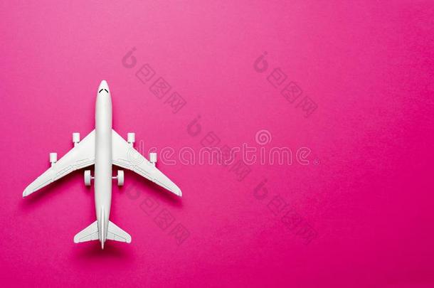 喷嘴飞机旅行观念,最小的艺术,向粉红色的背景