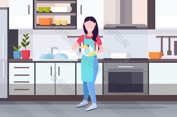 女人洗涤盘家庭主妇擦盘子和毛巾洗碗盘