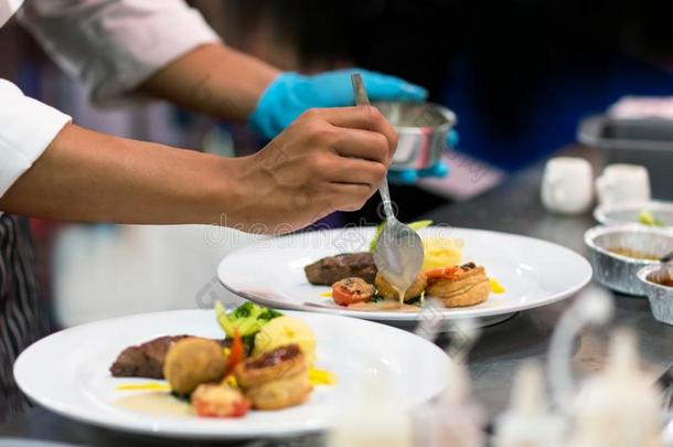 厨师烹饪术食物采用指已提到的人厨房,厨师prepar采用g食物